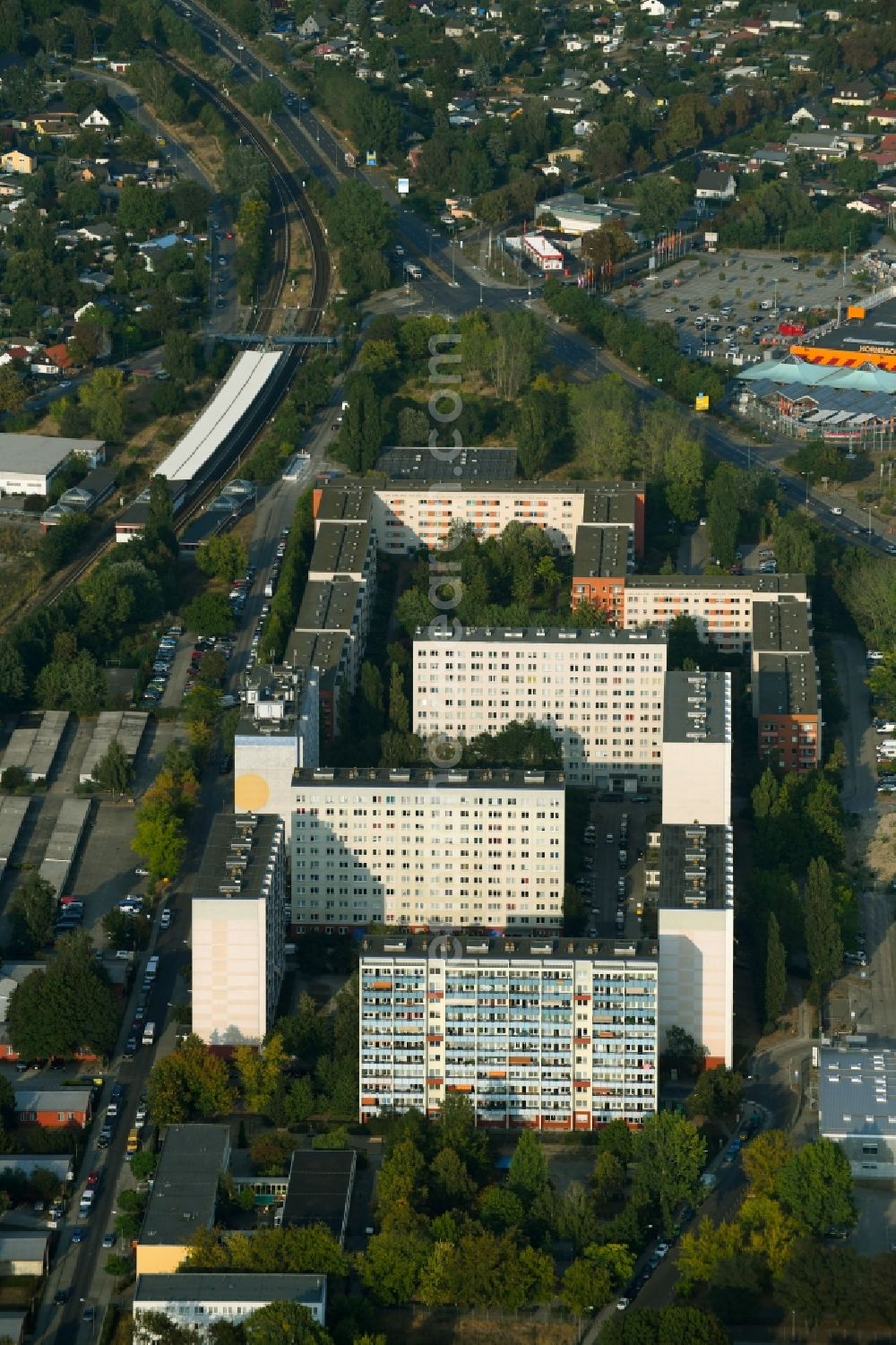 Aerial photograph Berlin - Skyscrapers in the residential area of industrially manufactured settlement Schwalbenweg - Schuetzenstrasse in the district Bohnsdorf in Berlin, Germany