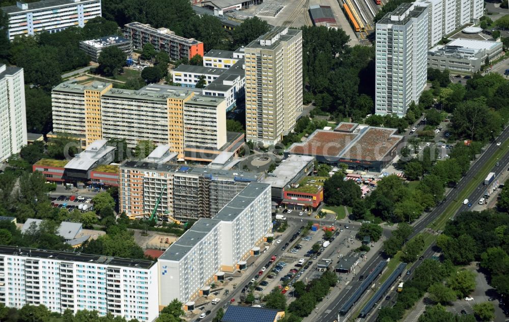 Berlin from the bird's eye view: Skyscrapers in the residential area of industrially manufactured settlement at Heinrich-Dathe-square in the district Friedrichsfelde in Berlin