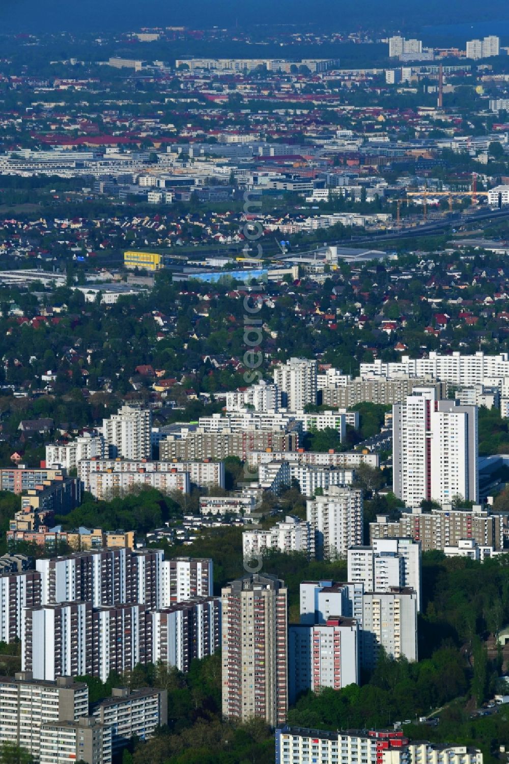 Aerial photograph Berlin - Skyscrapers in the residential area of industrially manufactured settlement in the district Grophiusstadt in Berlin, Germany