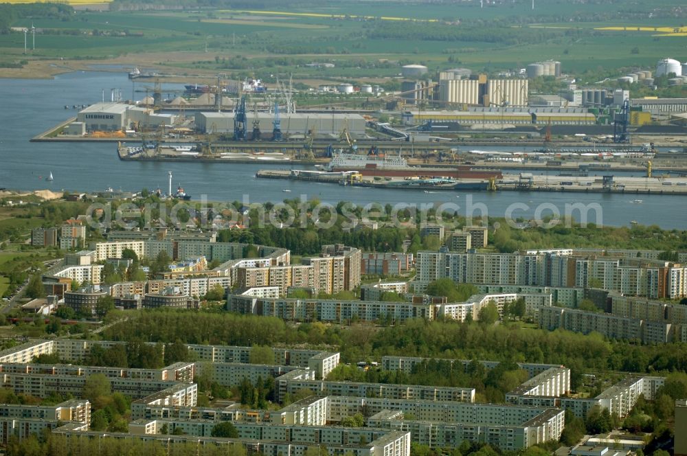 Aerial image Rostock - Skyscrapers in the residential area of industrially manufactured settlement Albrecht-Tischbein-Strasse - Geruestbauerring in the district Gross Klein in Rostock in the state Mecklenburg - Western Pomerania, Germany