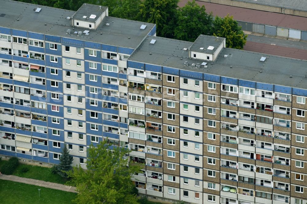 Magdeburg from the bird's eye view: Skyscrapers in the residential area of industrially manufactured settlement in the district Kannenstieg in Magdeburg in the state Saxony-Anhalt, Germany