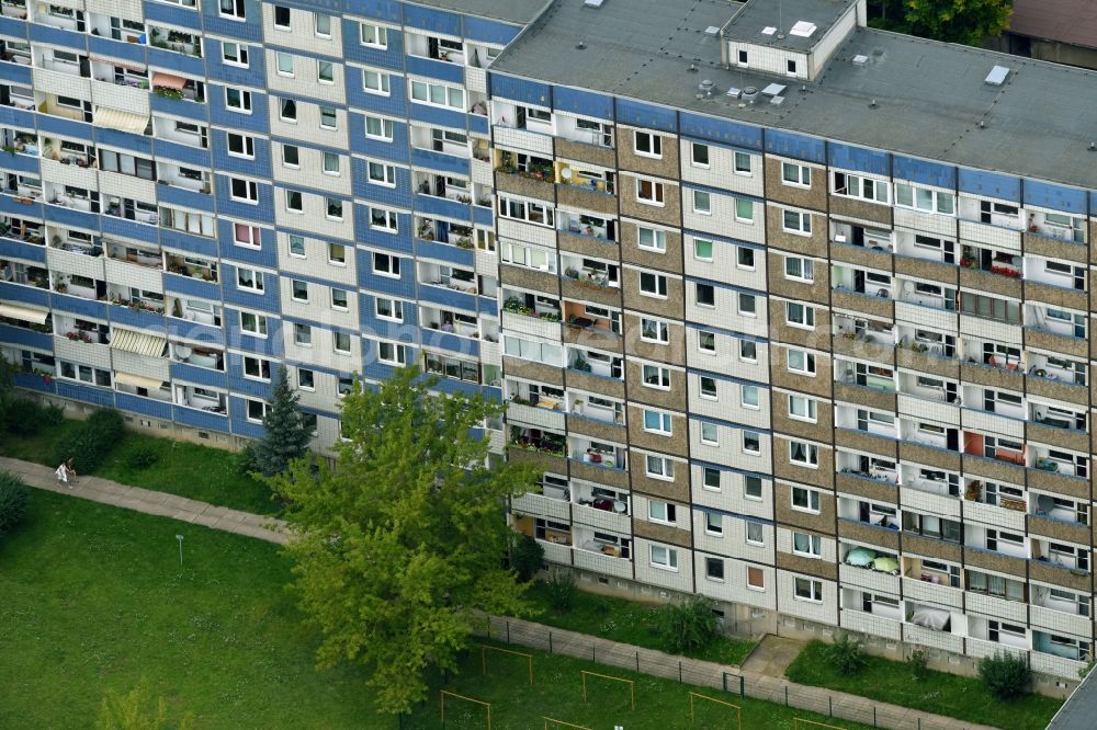 Aerial photograph Magdeburg - Skyscrapers in the residential area of industrially manufactured settlement in the district Kannenstieg in Magdeburg in the state Saxony-Anhalt, Germany