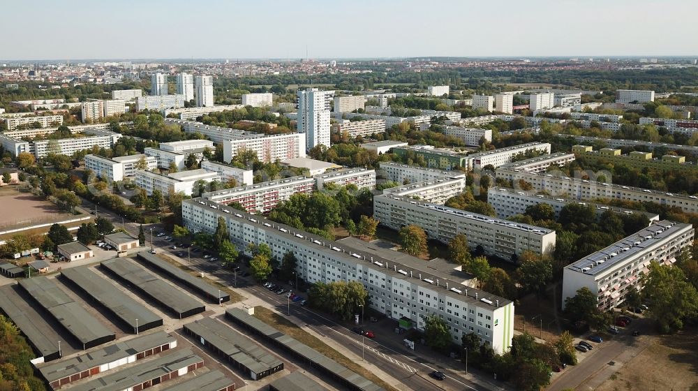 Halle (Saale) from the bird's eye view: Skyscrapers in the residential area of industrially manufactured settlement An of Magistrale in the district Neustadt in Halle (Saale) in the state Saxony-Anhalt, Germany