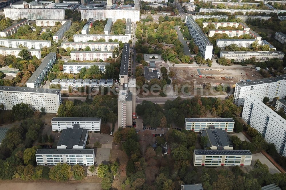 Halle (Saale) from the bird's eye view: Skyscrapers in the residential area of industrially manufactured settlement An of Magistrale in the district Neustadt in Halle (Saale) in the state Saxony-Anhalt, Germany