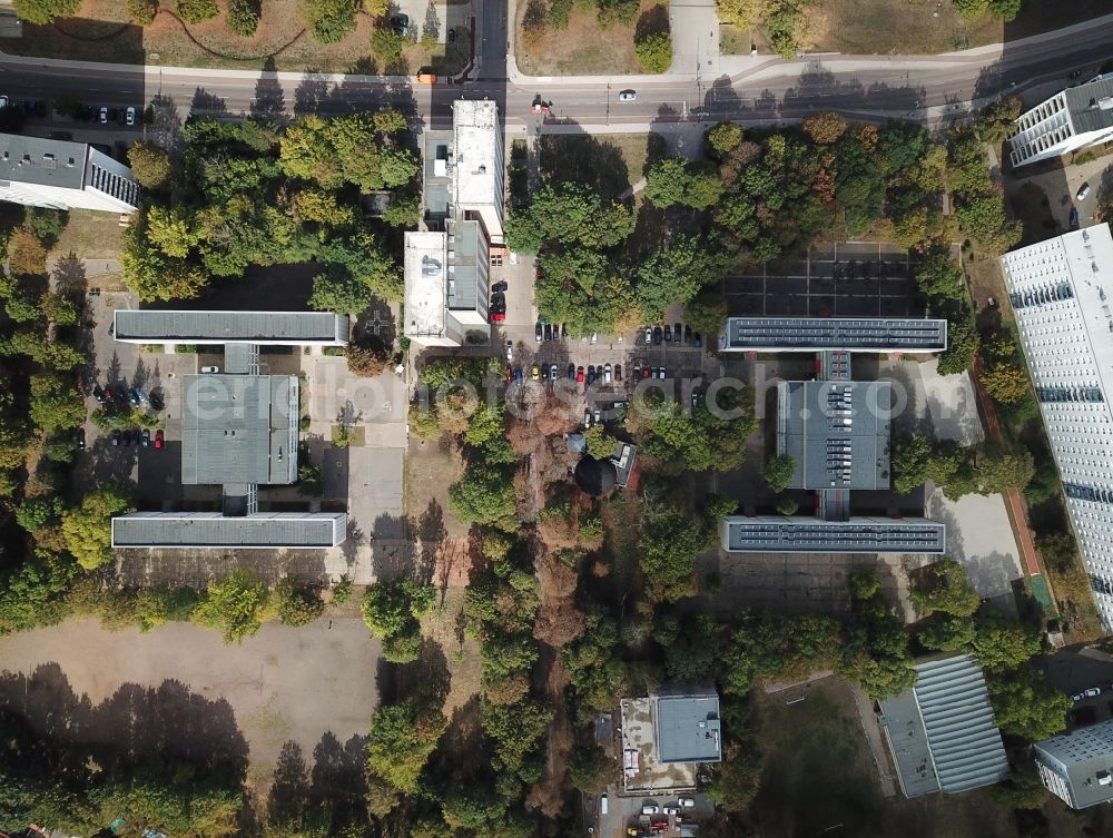 Aerial image Halle (Saale) - Skyscrapers in the residential area of industrially manufactured settlement An of Magistrale in the district Neustadt in Halle (Saale) in the state Saxony-Anhalt, Germany