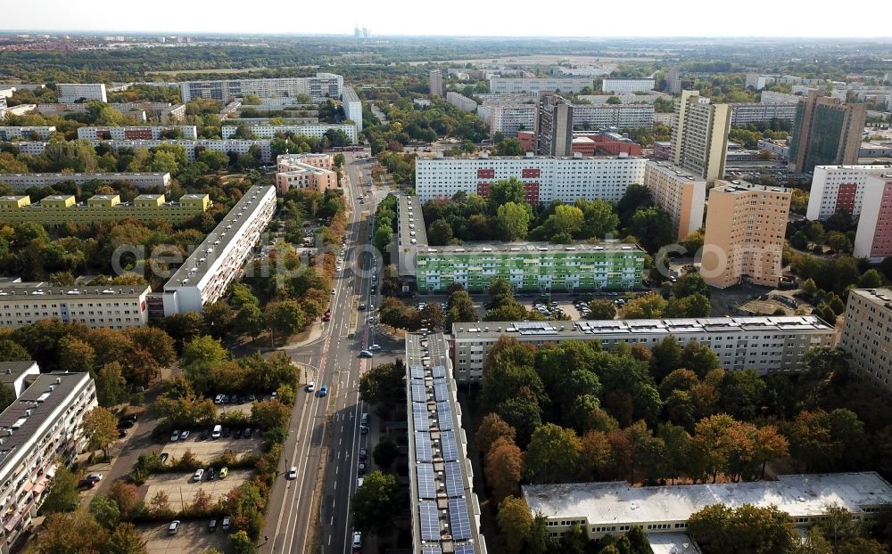 Aerial image Halle (Saale) - Skyscrapers in the residential area of industrially manufactured settlement An of Magistrale in the district Neustadt in Halle (Saale) in the state Saxony-Anhalt, Germany