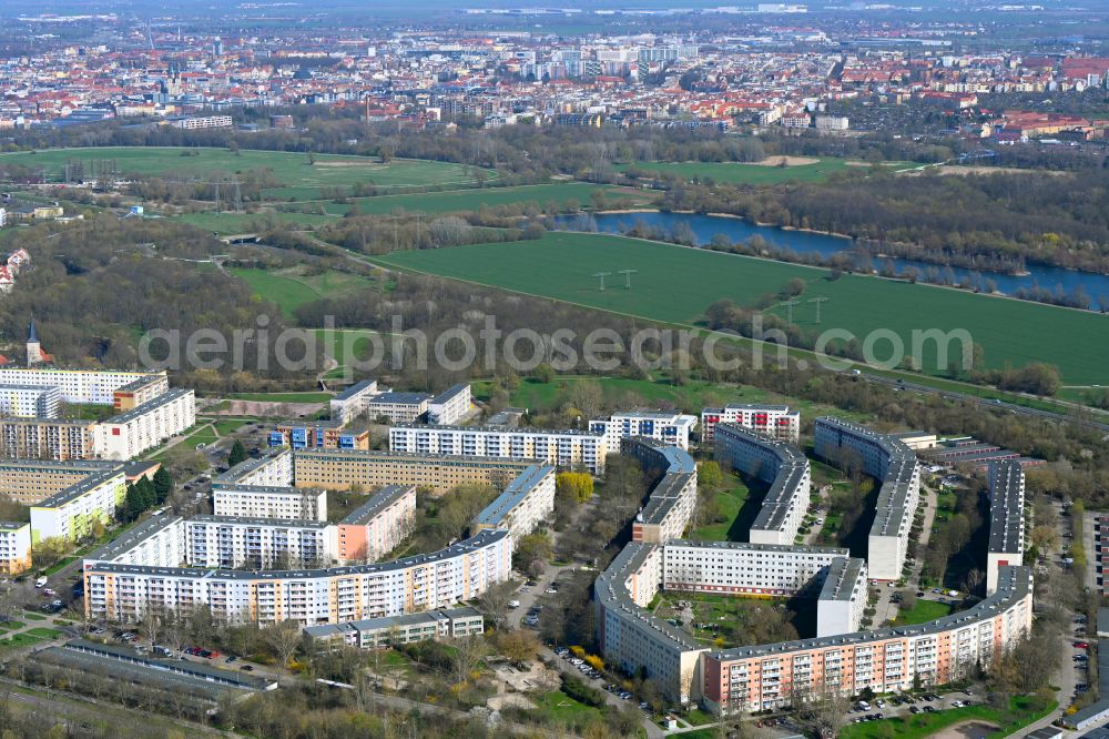 Halle (Saale) from the bird's eye view: Skyscrapers in the residential area of industrially manufactured settlement Suedpark in the district Neustadt in Halle (Saale) in the state Saxony-Anhalt, Germany