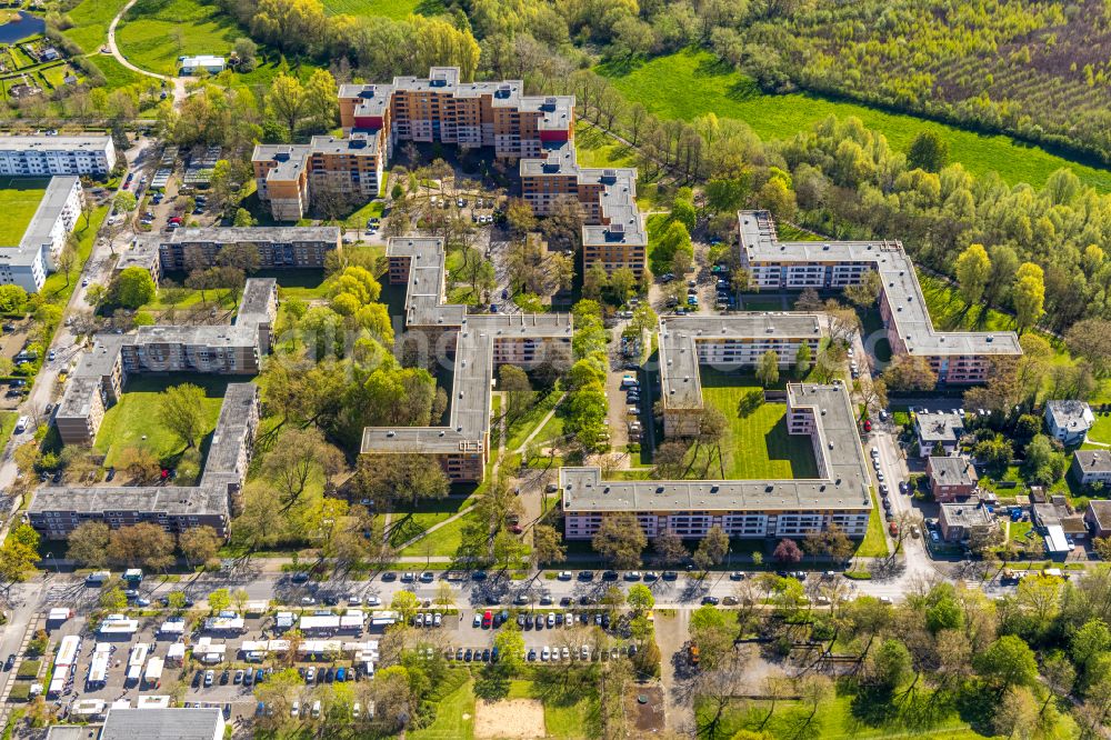 Aerial photograph Dortmund - Skyscrapers in the residential area of industrially manufactured settlement in the district Scharnhorst-Ost in Dortmund in the state North Rhine-Westphalia, Germany