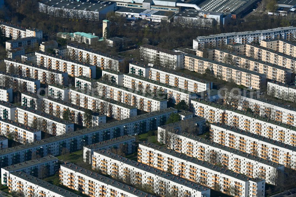 Berlin from the bird's eye view: Residential area of industrially manufactured settlement on street Burscheider Weg in the district Spandau in Berlin, Germany