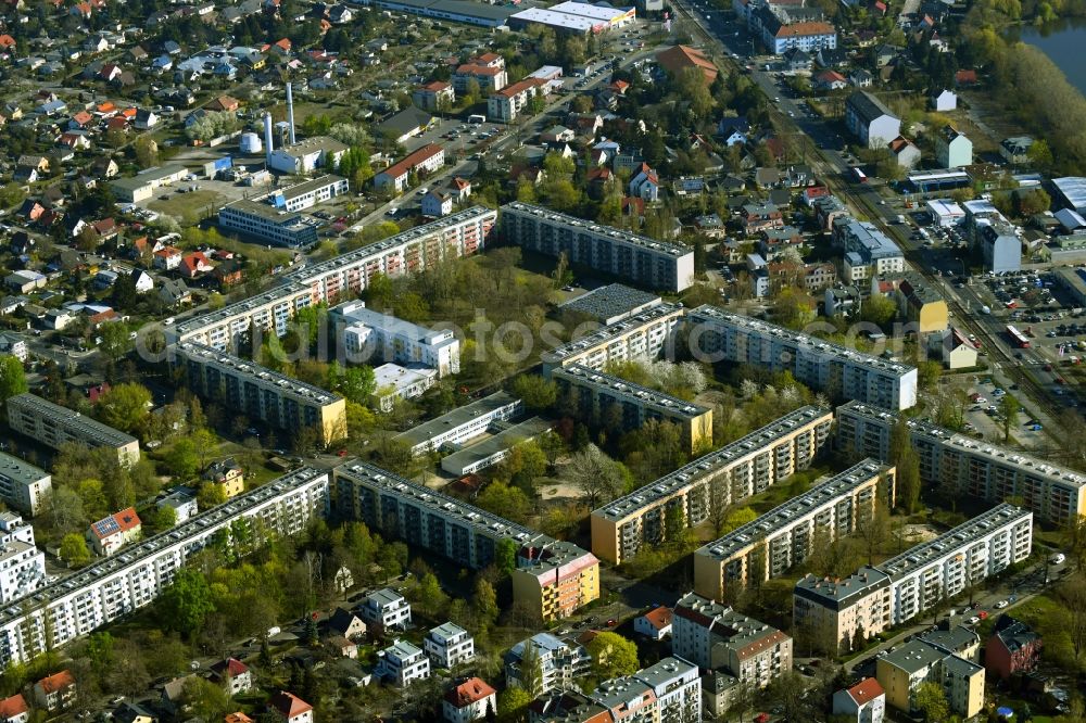 Aerial image Berlin - Skyscrapers in the residential area of industrially manufactured settlement on Pankower Strasse in the district Niederschoenhausen in Berlin, Germany