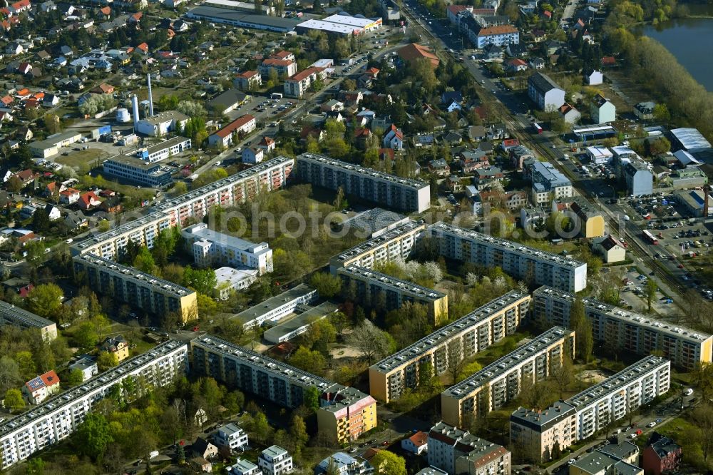 Aerial photograph Berlin - Skyscrapers in the residential area of industrially manufactured settlement on Pankower Strasse in the district Niederschoenhausen in Berlin, Germany