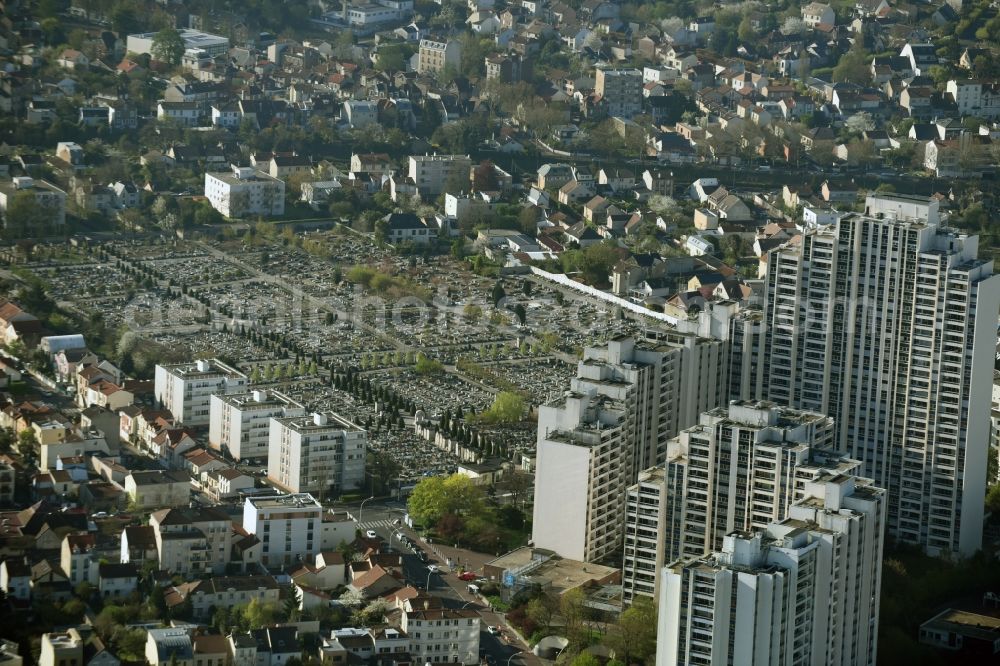 Paris Boulogne-Billancourt from the bird's eye view: Skyscrapers in the residential area of industrially manufactured settlement in Paris Boulogne-Billancourt in Ile-de-France, France