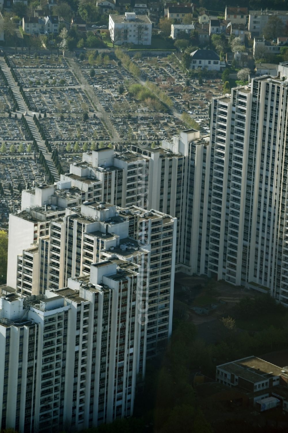 Aerial photograph Paris Boulogne-Billancourt - Skyscrapers in the residential area of industrially manufactured settlement in Paris Boulogne-Billancourt in Ile-de-France, France