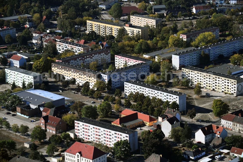 Wittenberge from the bird's eye view: Skyscrapers in the residential area of industrially manufactured settlement on Perleberger Strasse in Wittenberge in the state Brandenburg, Germany