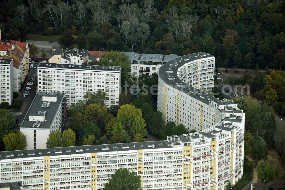 Berlin from above - Skyscrapers in the residential area of industrially manufactured settlement Platz der Vereinten Nationen - Bueschingstrasse in Berlin