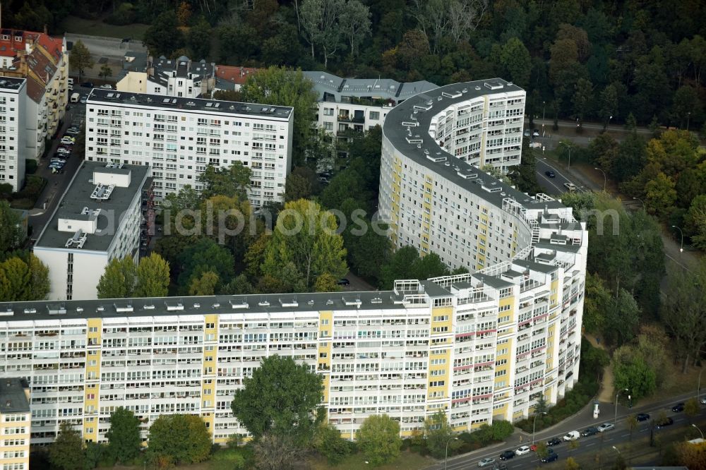 Berlin from the bird's eye view: Skyscrapers in the residential area of industrially manufactured settlement Platz der Vereinten Nationen - Bueschingstrasse in Berlin