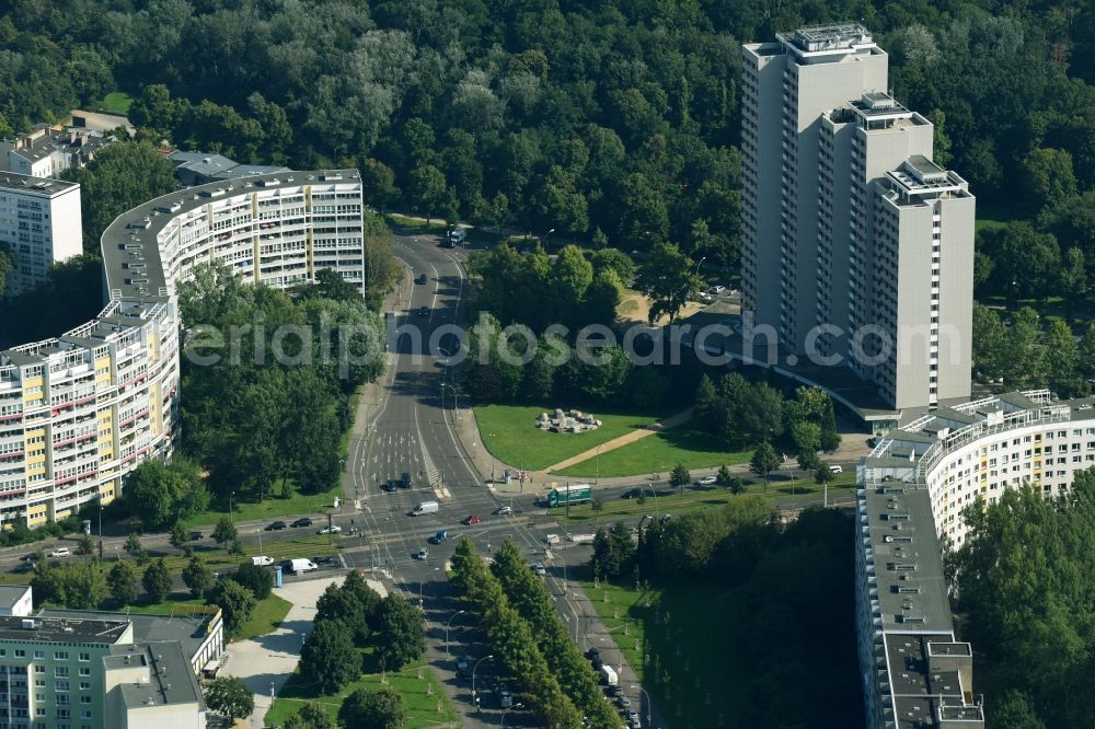 Aerial image Berlin - Skyscrapers in the residential area of industrially manufactured settlement on Platz of Vereinten Nationen in the district Friedrichshain-Kreuzberg in Berlin, Germany