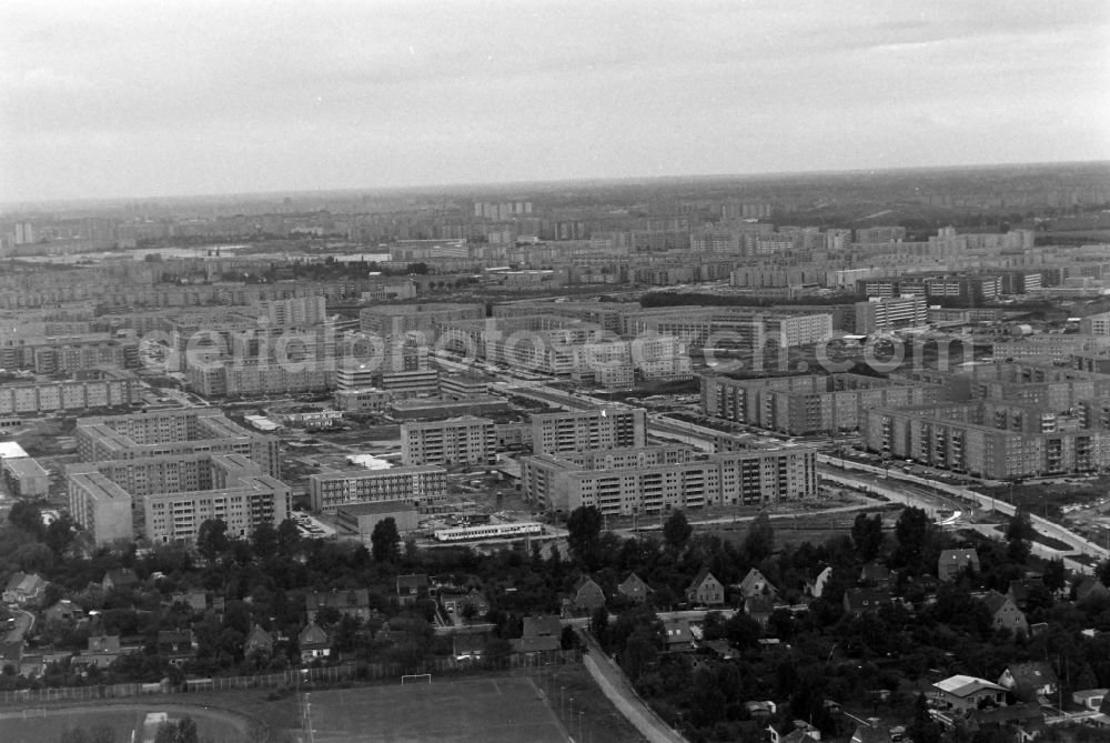 Aerial image Berlin - Residential area of industrially manufactured settlement on the edge of single-family housing estates in the district Hellersdorf in Berlin, Germany