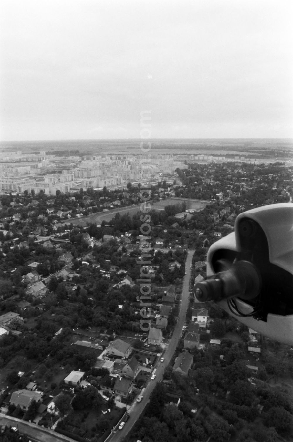 Berlin from the bird's eye view: Residential area of industrially manufactured settlement on the edge of single-family housing estates in the district Hellersdorf in Berlin, Germany