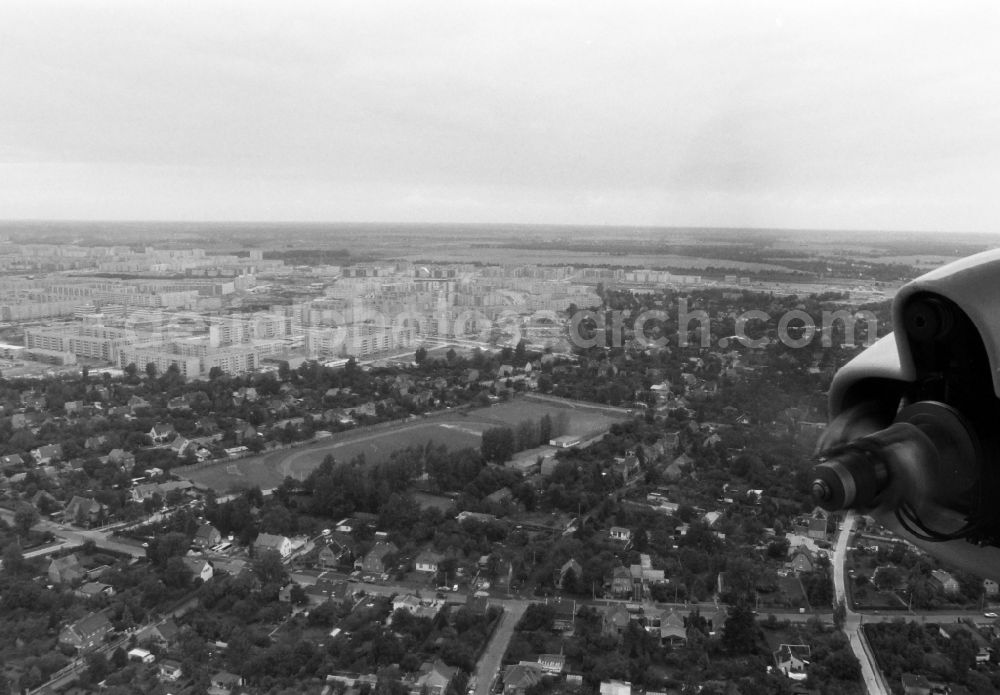 Aerial image Berlin - Residential area of industrially manufactured settlement on the edge of single-family housing estates in the district Hellersdorf in Berlin, Germany