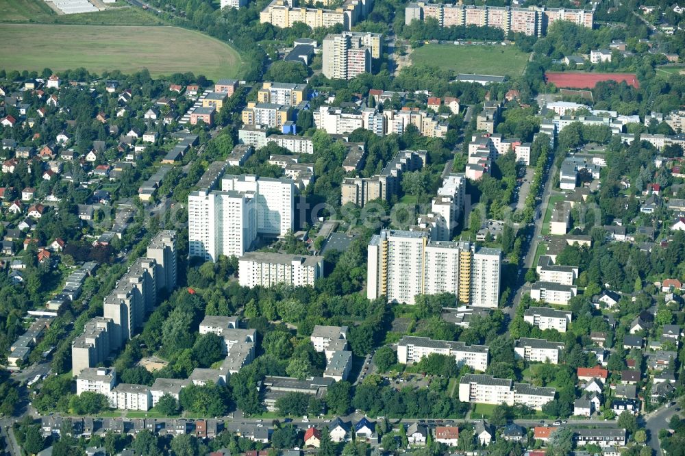 Aerial photograph Berlin - Skyscrapers in the residential area of industrially manufactured settlement on Ringslebenstrasse - Droepkeweg - Mollnerweg in the district Neukoelln in Berlin, Germany