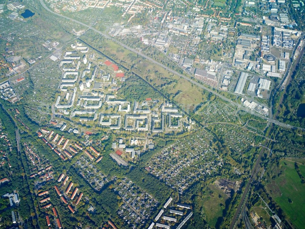 Aerial photograph Potsdam - Skyscrapers in the residential area of industrially manufactured settlement Schlaatz along the road Nuthestrasse in Potsdam in the state Brandenburg