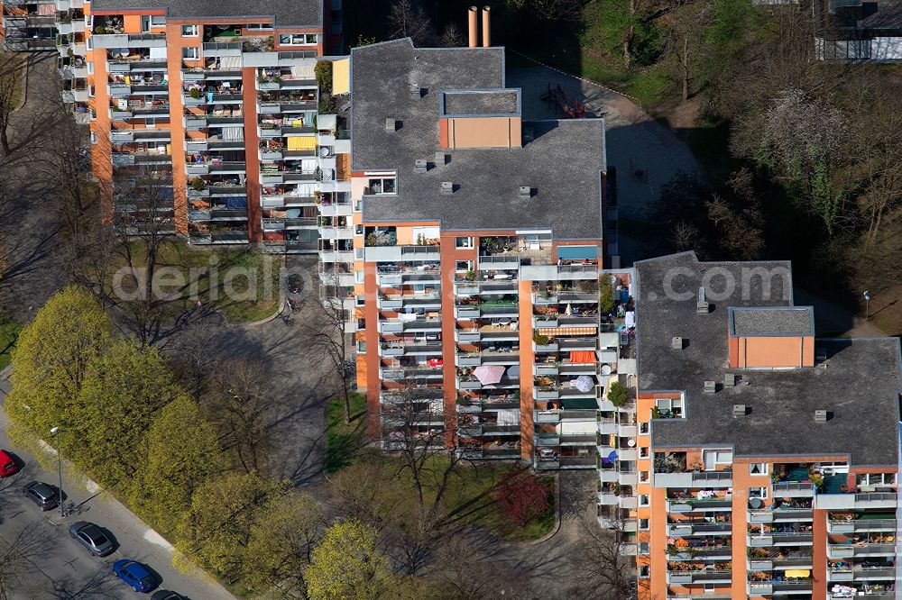 Aerial photograph München - High-rise buildings in the residential area of a??a??an industrially manufactured prefabricated housing estate on Schumacherring in the district of Ramersdorf-Perlach in Munich in the state of Bavaria, Germany