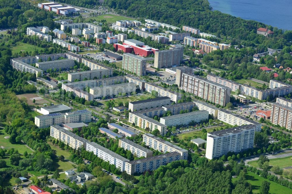 Aerial photograph Schwerin - Skyscrapers in the residential area of industrially manufactured settlement in Schwerin in the state Mecklenburg - Western Pomerania