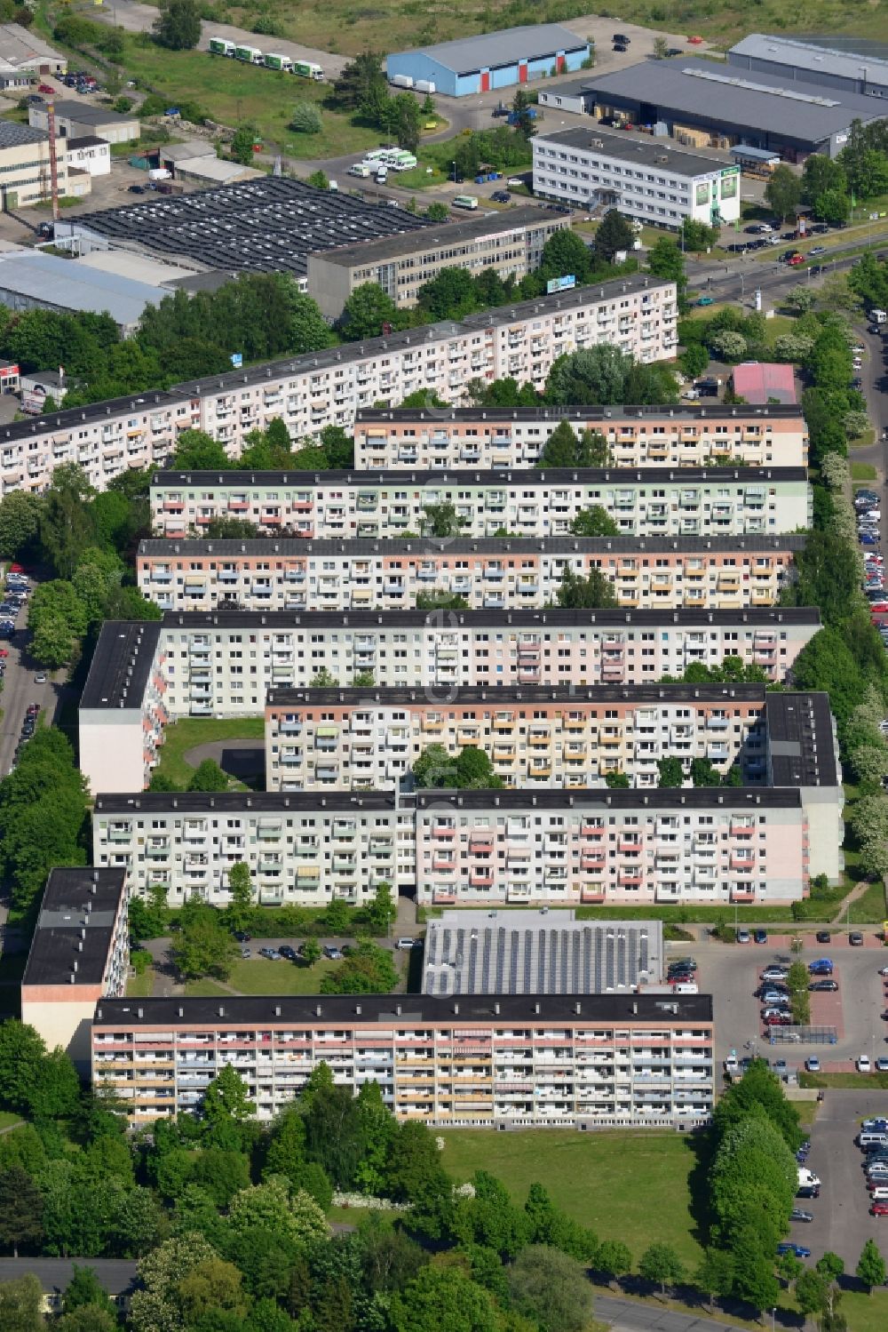 Aerial photograph Schwerin - Skyscrapers in the residential area of industrially manufactured settlement in Schwerin in the state Mecklenburg - Western Pomerania