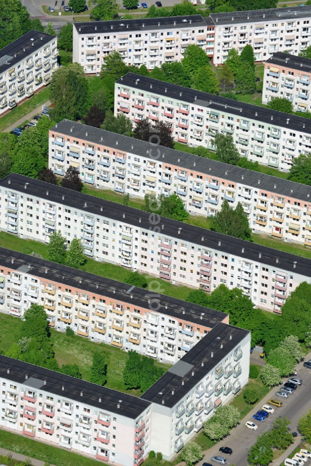 Aerial photograph Schwerin - Skyscrapers in the residential area of industrially manufactured settlement in Schwerin in the state Mecklenburg - Western Pomerania