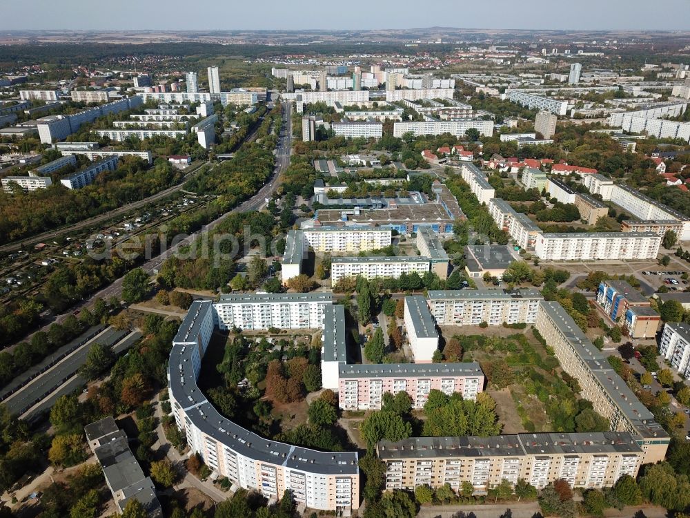 Aerial image Halle (Saale) - Skyscrapers in the residential area of industrially manufactured settlement Suedpark in the district Neustadt in Halle (Saale) in the state Saxony-Anhalt, Germany