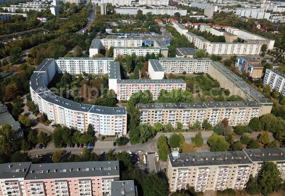 Aerial photograph Halle (Saale) - Skyscrapers in the residential area of industrially manufactured settlement Suedpark in the district Neustadt in Halle (Saale) in the state Saxony-Anhalt, Germany