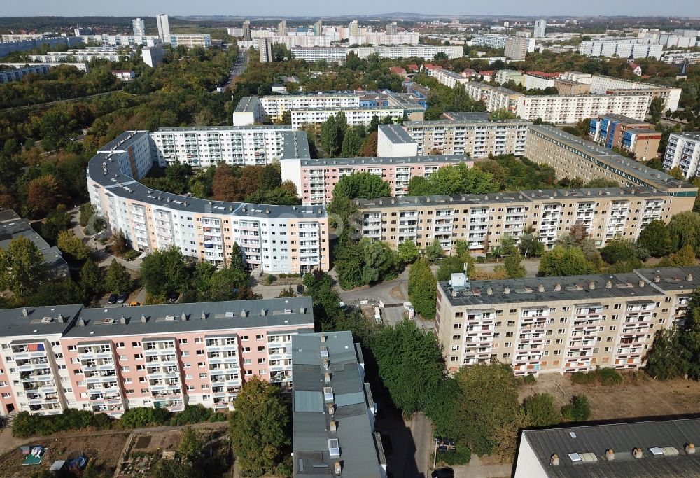 Halle (Saale) from above - Skyscrapers in the residential area of industrially manufactured settlement Suedpark in the district Neustadt in Halle (Saale) in the state Saxony-Anhalt, Germany