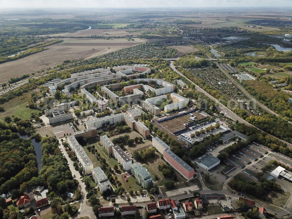 Halle (Saale) from the bird's eye view: Skyscrapers in the residential area of industrially manufactured settlement Suedpark in the district Neustadt in Halle (Saale) in the state Saxony-Anhalt, Germany