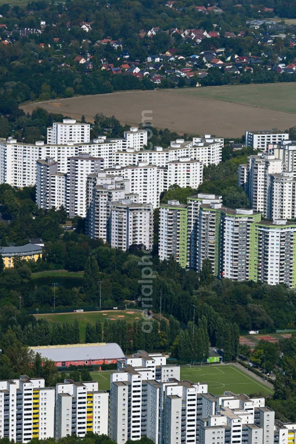 Aerial photograph Berlin - Skyscrapers in the residential area of industrially manufactured settlement on Senftenberger Ring in the district Maerkisches Viertel in Berlin, Germany