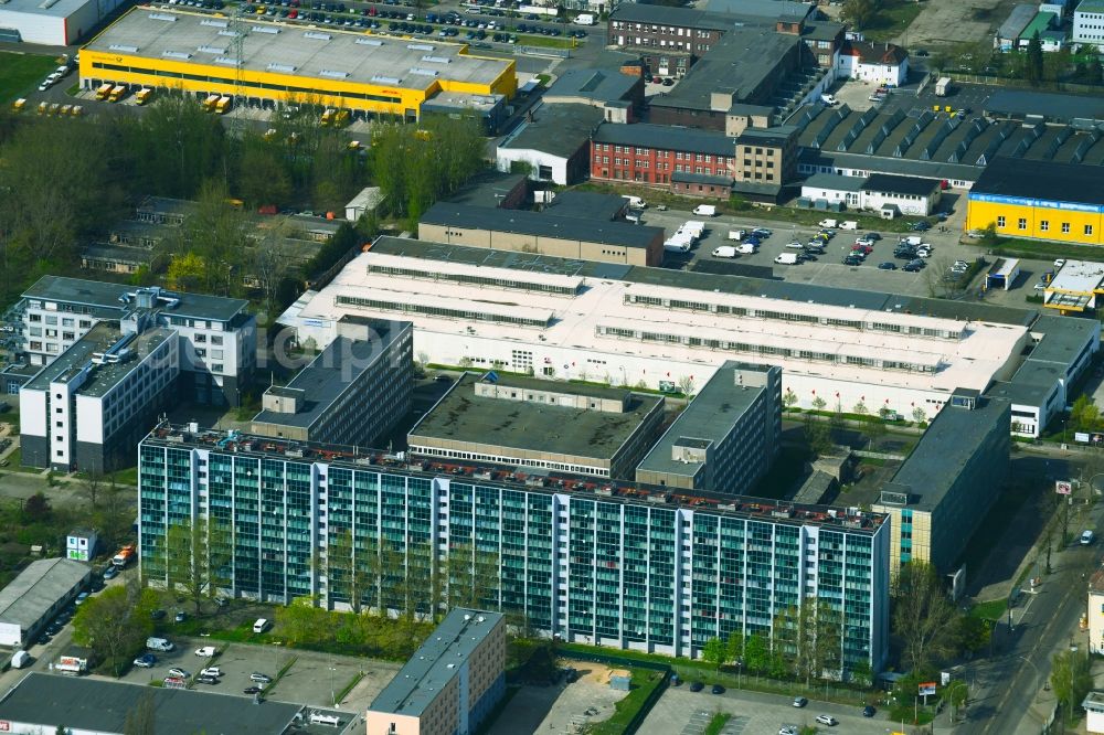 Berlin from the bird's eye view: Skyscrapers in the residential area of industrially manufactured settlement on Siegfriedstrasse in Berlin, Germany