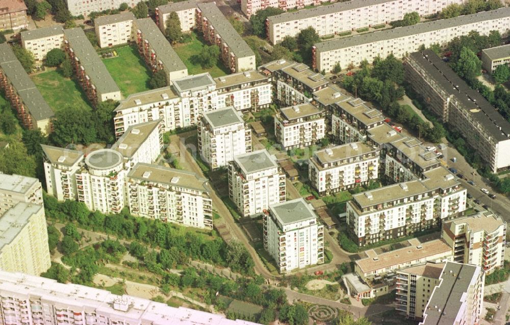 Berlin from the bird's eye view: Skyscrapers in the residential area of industrially manufactured settlement on Simon-Bolivar-Strasse in the district Hohenschoenhausen in Berlin, Germany