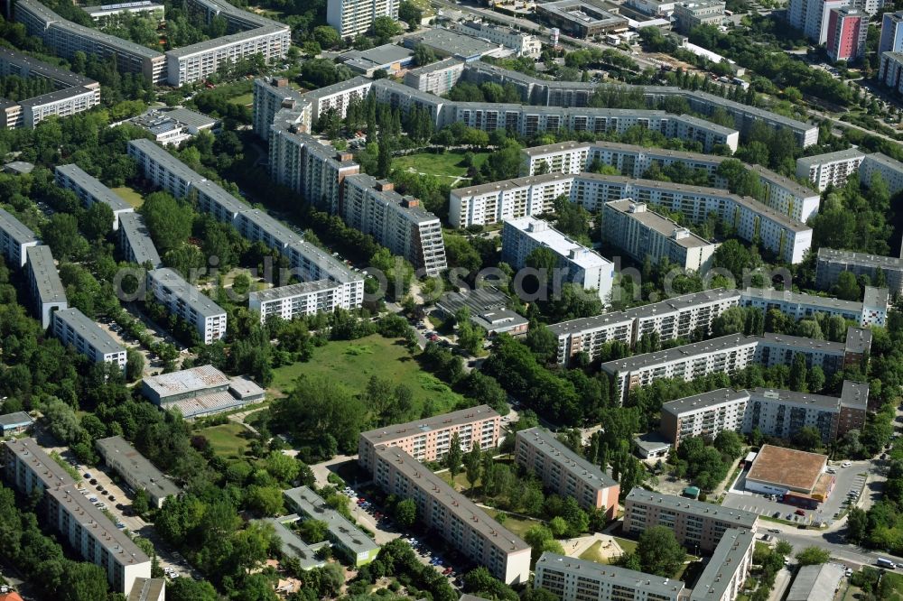 Aerial image Berlin - Skyscrapers in the residential area of industrially manufactured settlement destrict Hellersdorf in Berlin