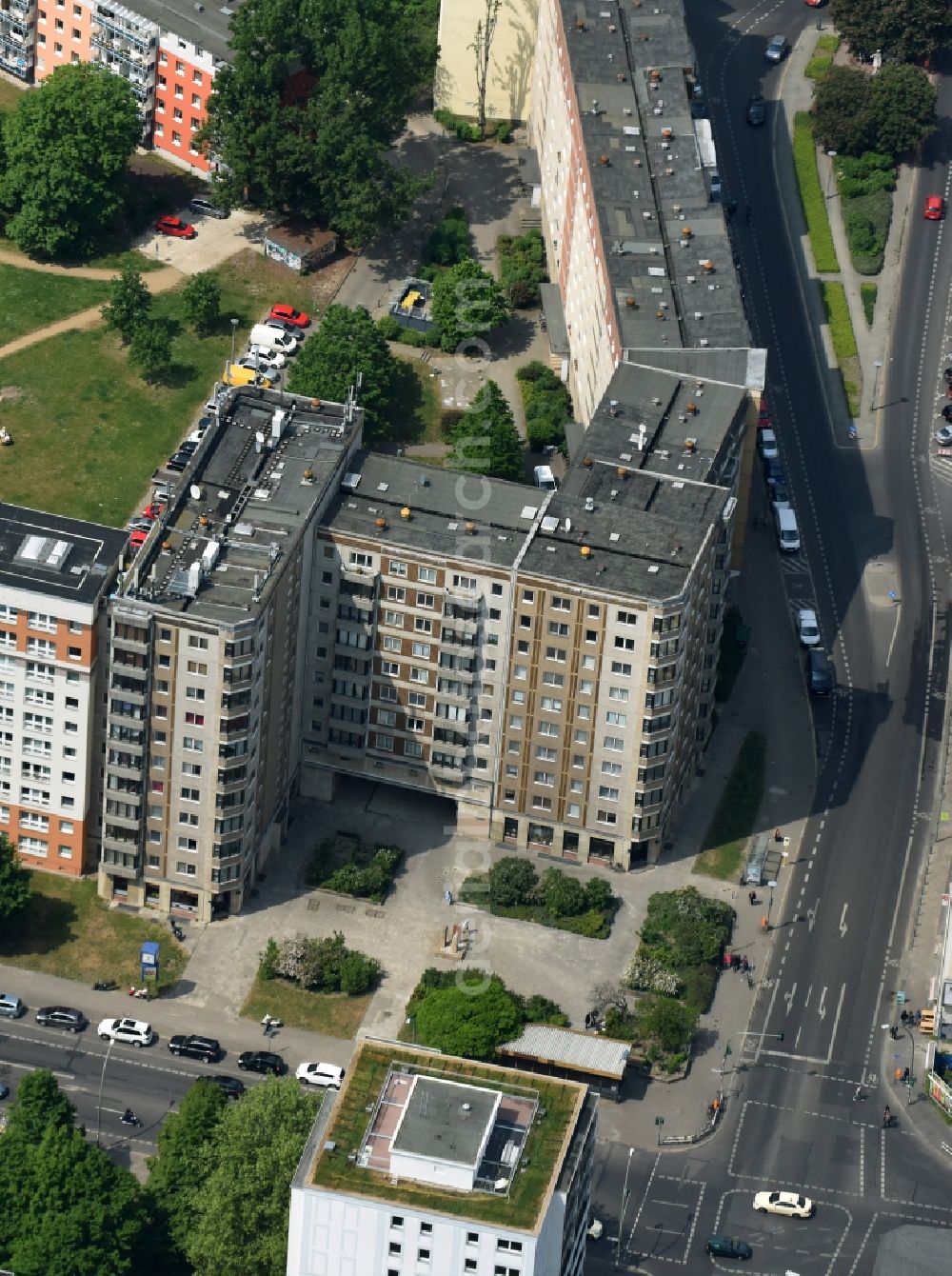 Aerial photograph Berlin - Skyscrapers in the residential area of industrially manufactured settlement on Heinrich-Heine-Strasse corner Koepenicker Strasse in Mitte district in Berlin, Germany