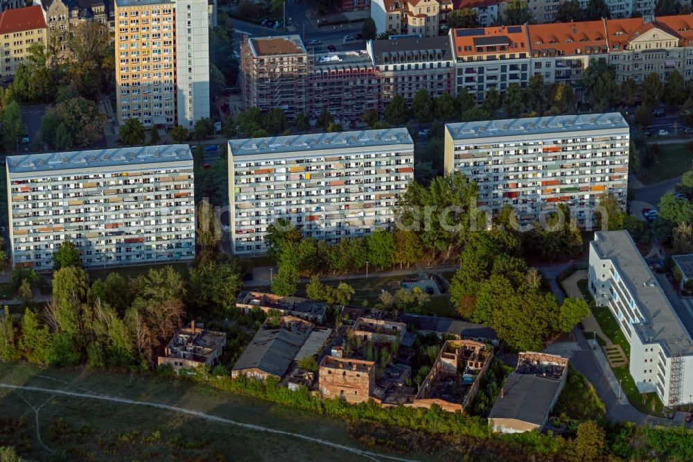 Aerial photograph Leipzig - Skyscrapers in the residential area of industrially manufactured settlement on Strasse of 18. Oktober in the district Zentrum-Suedost in Leipzig in the state Saxony, Germany