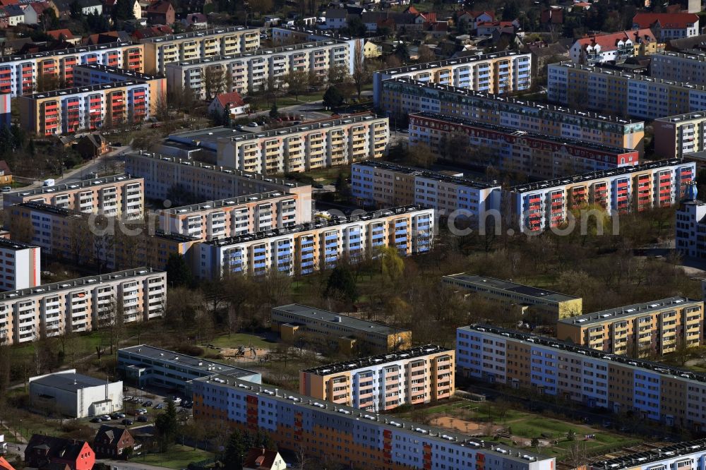 Lutherstadt Wittenberg from above - Skyscrapers in the residential area of industrially manufactured settlement on Strasse der Voelkerfreundschaft in Lutherstadt Wittenberg in the state Saxony-Anhalt