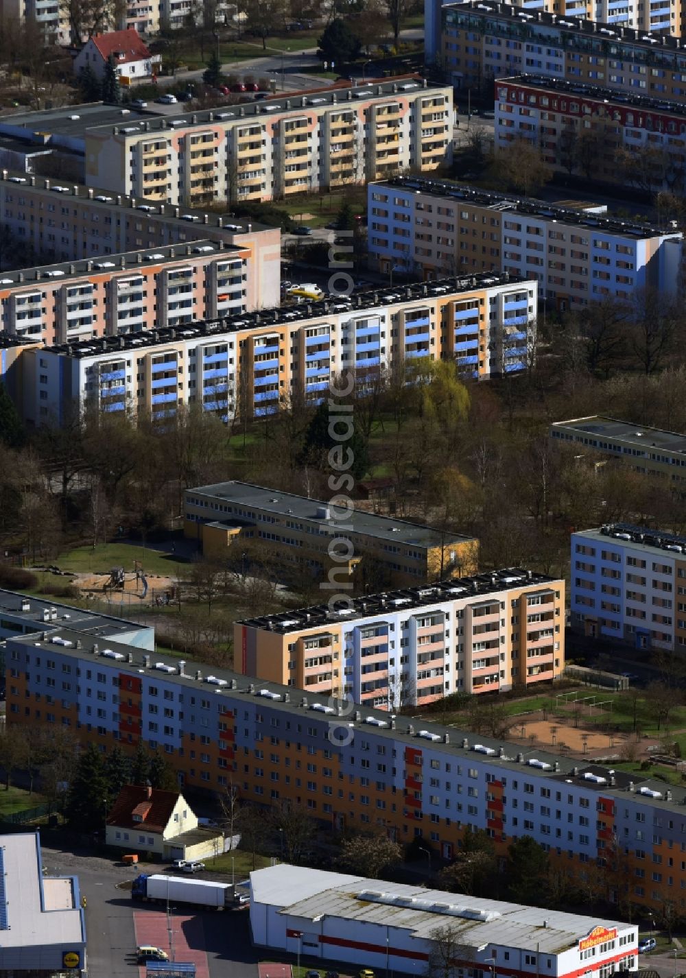 Lutherstadt Wittenberg from the bird's eye view: Skyscrapers in the residential area of industrially manufactured settlement on Strasse der Voelkerfreundschaft in Lutherstadt Wittenberg in the state Saxony-Anhalt