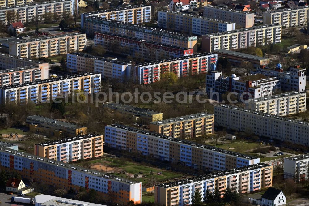 Aerial image Lutherstadt Wittenberg - Skyscrapers in the residential area of industrially manufactured settlement on Strasse der Voelkerfreundschaft in Lutherstadt Wittenberg in the state Saxony-Anhalt