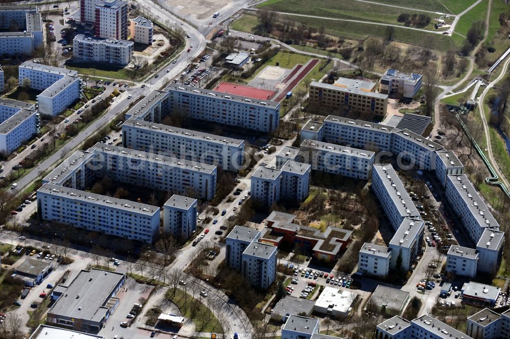 Berlin from the bird's eye view: Skyscrapers in the residential area of industrially manufactured settlement Suhler Strasse - Alte Hellersdorfer Strasse in the district Hellersdorf in Berlin