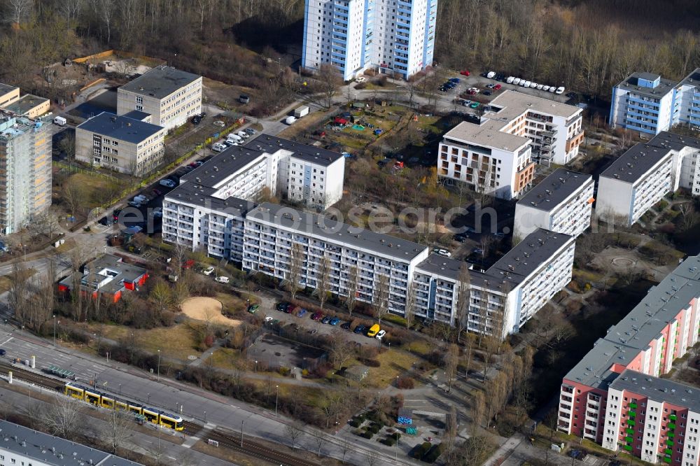 Aerial photograph Berlin - Skyscrapers in the residential area of industrially manufactured settlement Tangermuender Strasse in the district Hellersdorf in Berlin, Germany