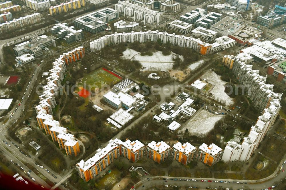 Aerial image München - Skyscrapers in the residential area of industrially manufactured settlement on Theodor-Heuss-Platz in the district Ramersdorf-Perlach in Munich in the state Bavaria, Germany