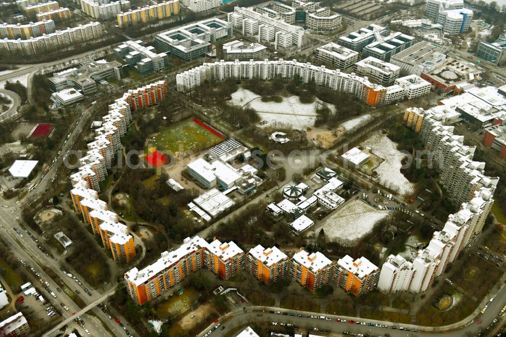 Aerial photograph München - Skyscrapers in the residential area of industrially manufactured settlement on Theodor-Heuss-Platz in the district Ramersdorf-Perlach in Munich in the state Bavaria, Germany