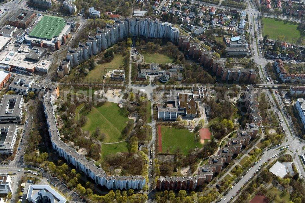 München from above - Skyscrapers in the residential area of industrially manufactured settlement on Theodor-Heuss-Platz in the district Ramersdorf-Perlach in Munich in the state Bavaria, Germany