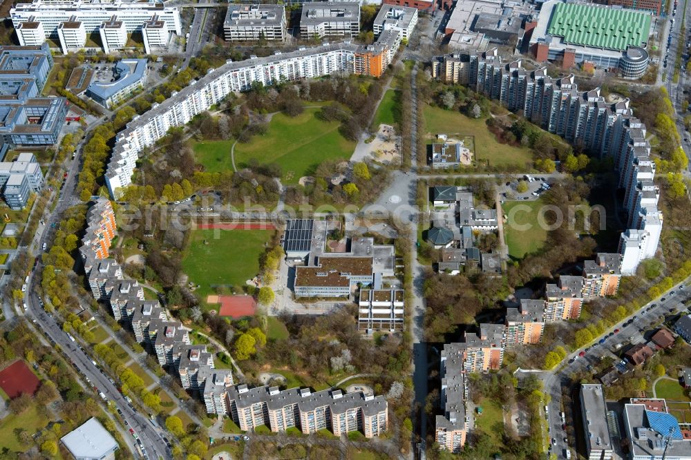 München from the bird's eye view: Skyscrapers in the residential area of industrially manufactured settlement on Theodor-Heuss-Platz in the district Ramersdorf-Perlach in Munich in the state Bavaria, Germany