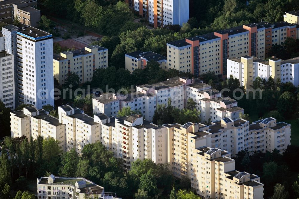 Berlin from the bird's eye view: Skyscrapers in the residential area of industrially manufactured settlement Thermometersiedlung along entlang der Osdorfer Strasse - Fahrenheitstrasse und Celsiusstrasse in the district Lichterfelde in Berlin, Germany